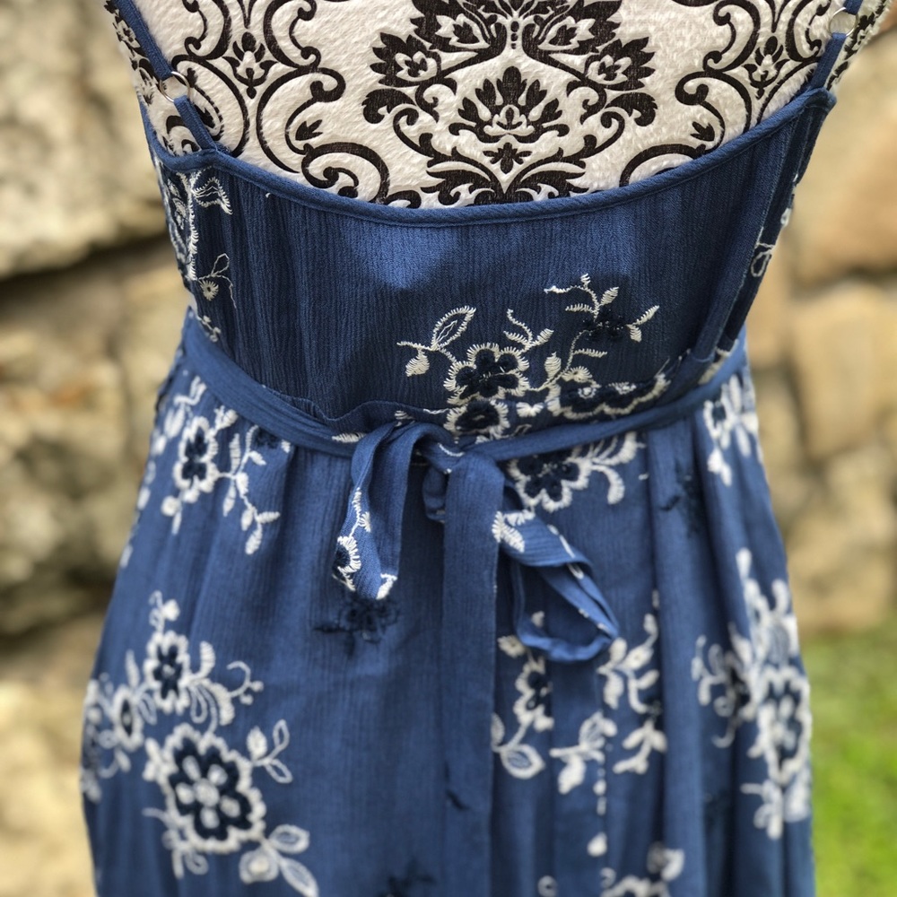 Chelsea & Violet Navy Embroidered Dress NWT Medium - Picture 5 of 8